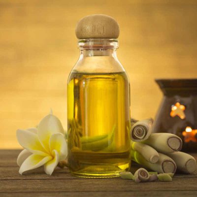 Dùng tinh dầu sả và dầu gió đuổi muỗi